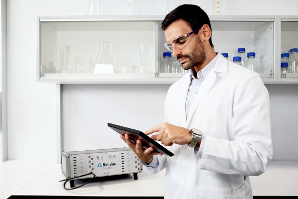 Instrumento μStat-i Multi16 operado a través de control remoto.